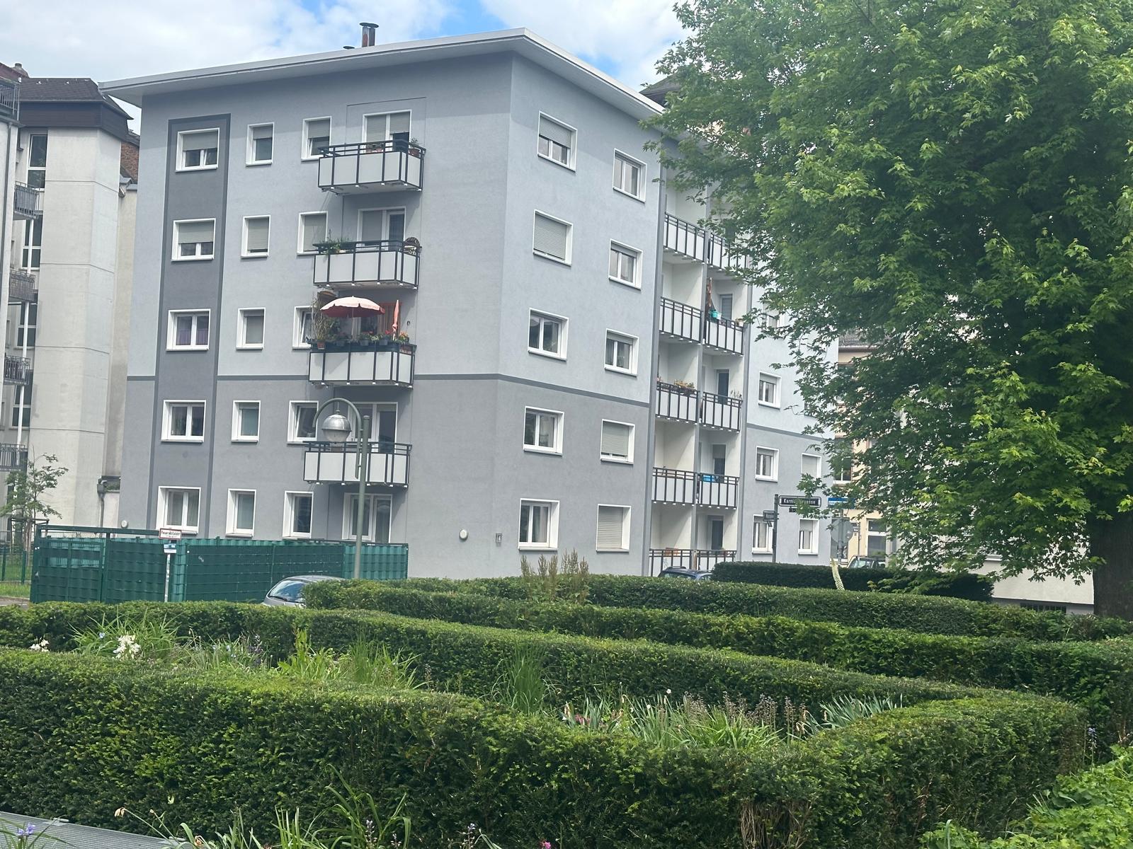Gepflegte, formgeschnittene Hecken vor einem Wohngebäude